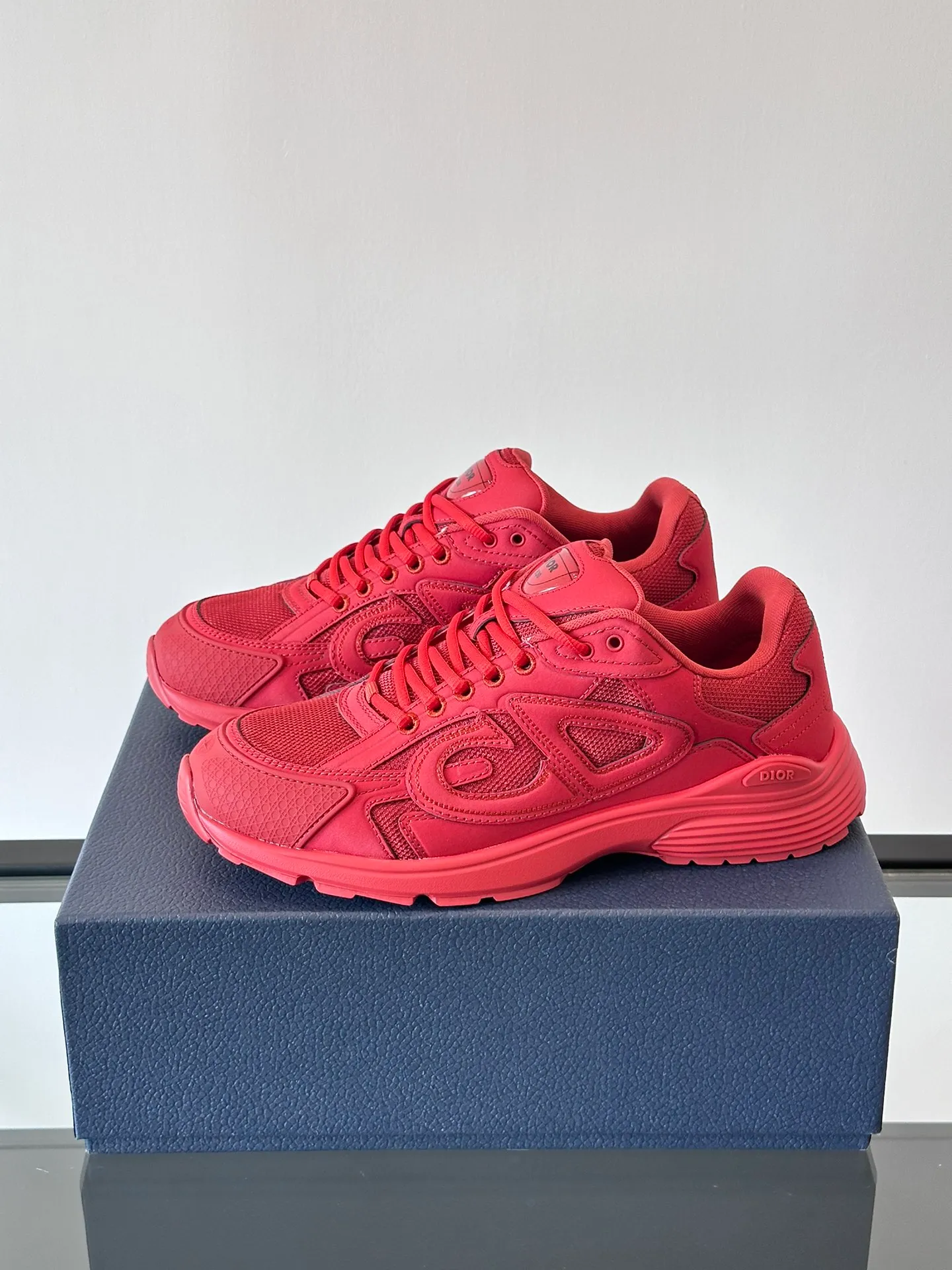 p400《Dio*》Dior B30 series sports shoes, multi-color mesh fabric and multi-color technical fabrics, this season's new B30 low-top sports shoes are one of the flagship styles of the series. Crafted from multicolor mesh and technical fabrics, it's finished with a reflective "CD30" graphic and silver-toned "DIOR B30" and "CD30" logos on the heel and tongue. An extra-light, sculpted rubber sole with signature accents adds style, while internal stretch details create ideal comfort. It can be matched with various casual styles to show a fashionable and modern sports style. Size: 38-44 (45-46 customized)